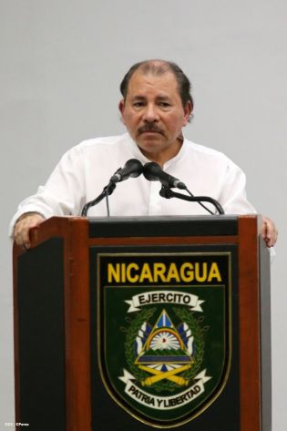 Presidente Daniel recibe Memoria Anual 2013 del Ejército de Nicaragua