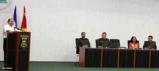 Presidente Daniel recibe Memoria Anual 2013 del Ejército de Nicaragua