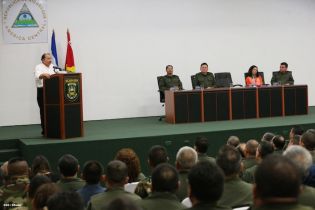 Presidente Daniel recibe Memoria Anual 2013 del Ejército de Nicaragua