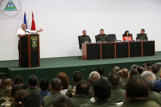 Presidente Daniel recibe Memoria Anual 2013 del Ejército de Nicaragua