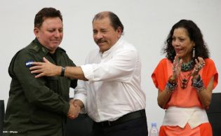 Presidente Daniel recibe Memoria Anual 2013 del Ejército de Nicaragua