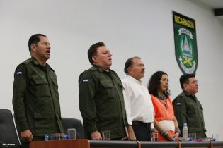 Presidente Daniel recibe Memoria Anual 2013 del Ejército de Nicaragua