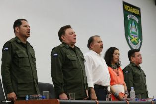 Presidente Daniel recibe Memoria Anual 2013 del Ejército de Nicaragua