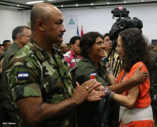Presidente Daniel recibe Memoria Anual 2013 del Ejército de Nicaragua