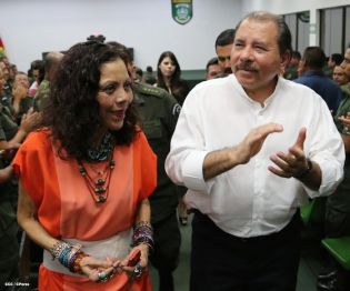 Presidente Daniel recibe Memoria Anual 2013 del Ejército de Nicaragua