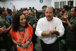 Presidente Daniel recibe Memoria Anual 2013 del Ejército de Nicaragua