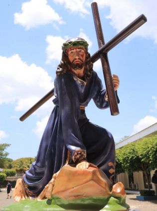 Cardenal Miguel celebra Viacrucis en la UNICA