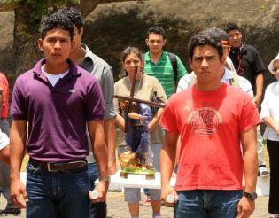 Cardenal Miguel celebra Viacrucis en la UNICA