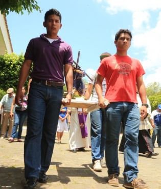 Cardenal Miguel celebra Viacrucis en la UNICA
