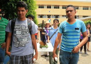 Cardenal Miguel celebra Viacrucis en la UNICA