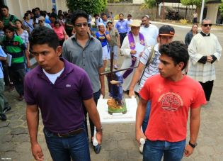Cardenal Miguel celebra Viacrucis en la UNICA