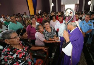Cardenal Brenes participa en Viacrucis en Carazo