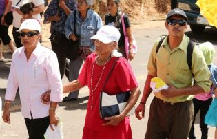Cardenal Brenes participa en Viacrucis en Carazo