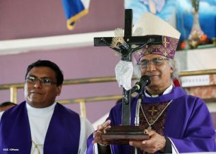 Cardenal Brenes participa en Viacrucis en Carazo