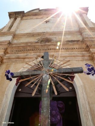 Cardenal Brenes participa en Viacrucis en Carazo