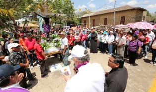 Cardenal Brenes participa en Viacrucis en Carazo