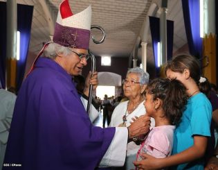 Cardenal Brenes participa en Viacrucis en Carazo