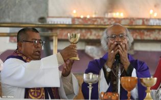 Cardenal Brenes participa en Viacrucis en Carazo