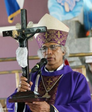 Cardenal Brenes participa en Viacrucis en Carazo