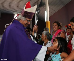 Cardenal Brenes participa en Viacrucis en Carazo