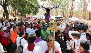Cardenal Brenes participa en Viacrucis en Carazo
