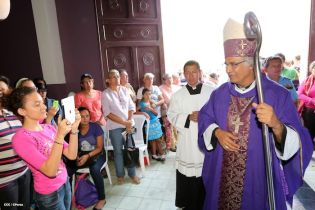 Cardenal Brenes participa en Viacrucis en Carazo