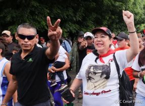 Octubre Victorioso inició con alegre caminata