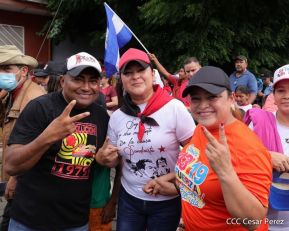 Octubre Victorioso inició con alegre caminata