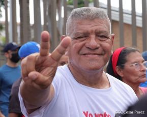 Octubre Victorioso inició con alegre caminata