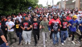 Octubre Victorioso inició con alegre caminata