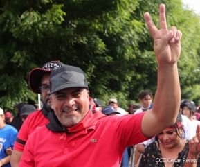 Octubre Victorioso inició con alegre caminata