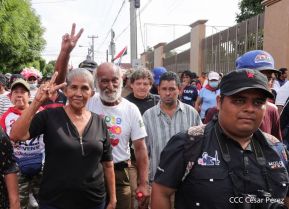 Octubre Victorioso inició con alegre caminata