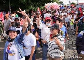 Octubre Victorioso inició con alegre caminata