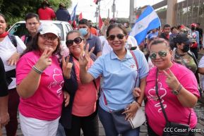 Octubre Victorioso inició con alegre caminata