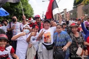 Octubre Victorioso inició con alegre caminata
