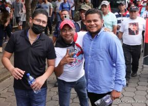 Octubre Victorioso inició con alegre caminata