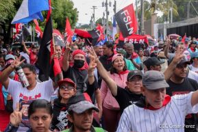 Octubre Victorioso inició con alegre caminata