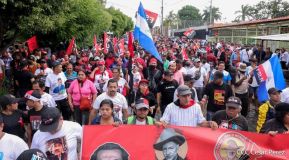 Octubre Victorioso inició con alegre caminata