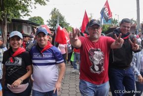 Octubre Victorioso inició con alegre caminata