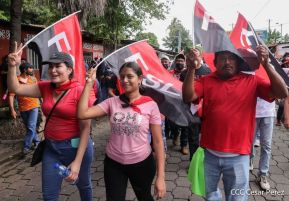 Octubre Victorioso inició con alegre caminata