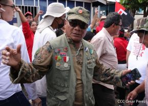 Octubre Victorioso inició con alegre caminata