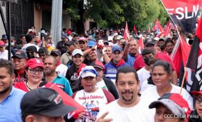 Octubre Victorioso inició con alegre caminata
