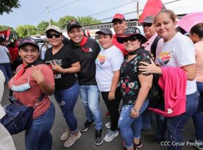 Octubre Victorioso inició con alegre caminata