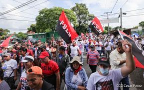 Octubre Victorioso inició con alegre caminata