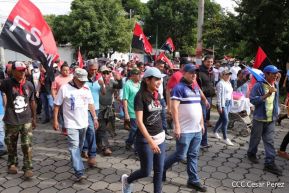 Octubre Victorioso inició con alegre caminata