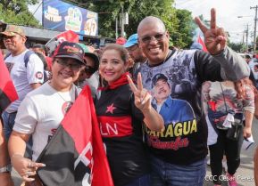 Octubre Victorioso inició con alegre caminata