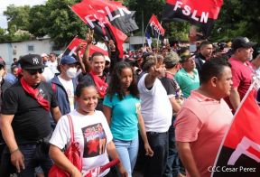 Octubre Victorioso inició con alegre caminata