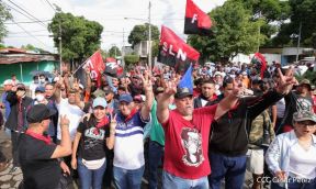 Octubre Victorioso inició con alegre caminata