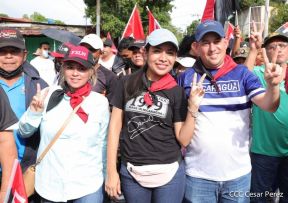 Octubre Victorioso inició con alegre caminata