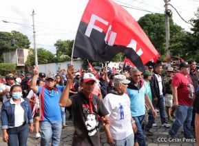 Octubre Victorioso inició con alegre caminata